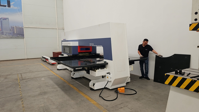 Punzonadora de torreta CNC